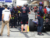 TEST F1 BAHRAIN 28 FEBBRAIO, Nico Rosberg (GER), Mercedes AMG F1 Team looks at the Red Bull.
28.02.2014. Formula One Testing, Bahrain Test Two, Day Two, Sakhir, Bahrain.