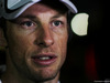 PRUEBA DE F1 EN BAHREIN 28 DE FEBRERO, Jenson Button (GBR) McLaren con los medios. 28.02.2014. Pruebas de Fórmula Uno, prueba dos de Bahrein, segundo día, Sakhir, Bahrein.