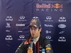 TEST F1 JEREZ 28 GENNAIO, Daniel Ricciardo (AUS) Red Bull Racing with the media.
28.01.2014. Formula One Testing, Day One, Jerez, Spain.