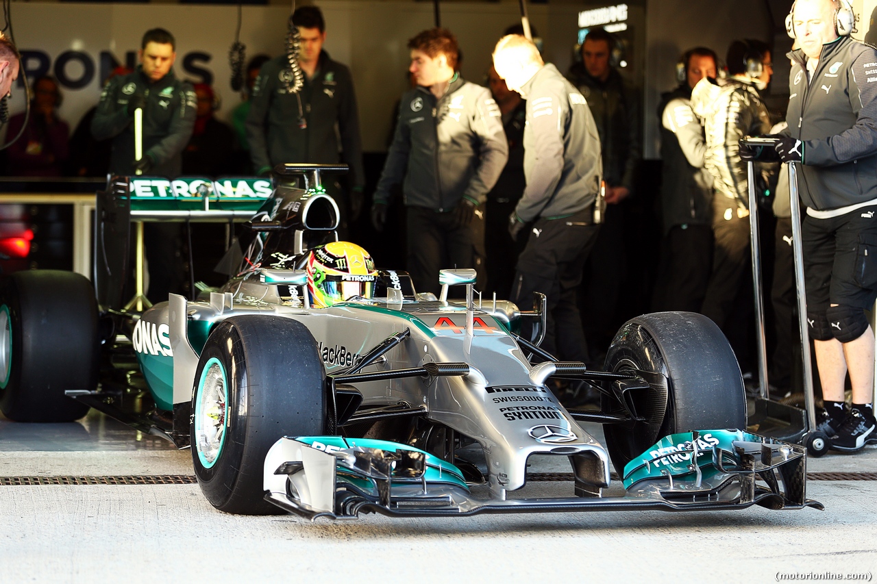 TEST F1 JEREZ 28 GENNAIO, Lewis Hamilton (GBR) Mercedes AMG F1 W05 leaves the pits.
28.01.2014. Formula One Testing, Day One, Jerez, Spain.
