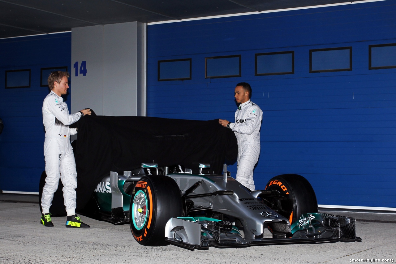 TEST F1 JEREZ 28 GENNAIO, (L to R): Nico Rosberg (GER) Mercedes AMG F1 e team mate Lewis Hamilton (GBR) Mercedes AMG F1 at the unveiling of the new Mercedes AMG F1 W05.
28.01.2014. Formula One Testing, Day One, Jerez, Spain.