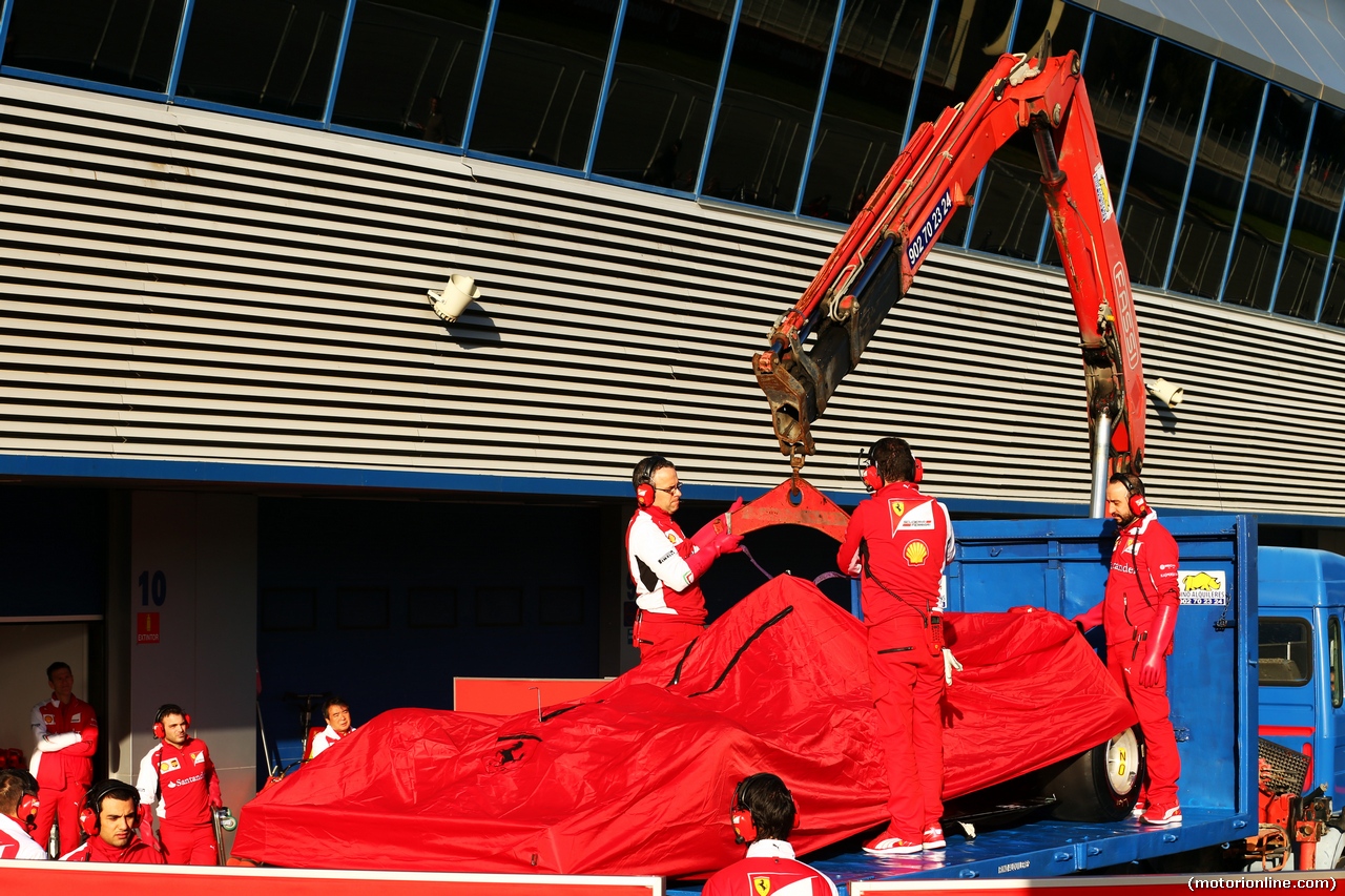 TEST F1 JEREZ 28 GENNAIO, The Ferrari F14-T of Kimi Raikkonen (FIN) Ferrari is recovered back to the pits on the back of a truck.
28.01.2014. Formula One Testing, Day One, Jerez, Spain.
