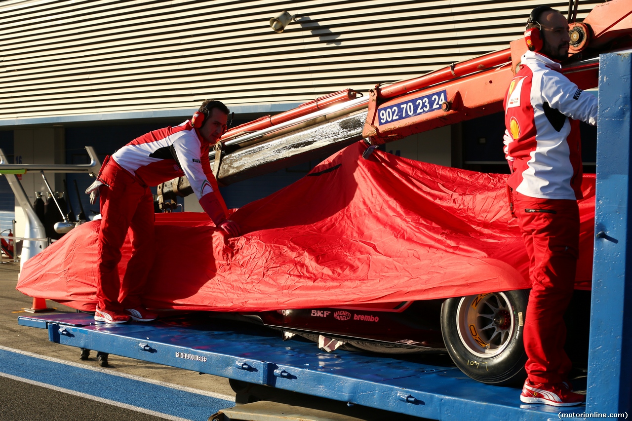 TEST F1 JEREZ 28 GENNAIO, The Ferrari F14-T of Kimi Raikkonen (FIN) Ferrari is recovered back to the pits on the back of a truck.
28.01.2014. Formula One Testing, Day One, Jerez, Spain.