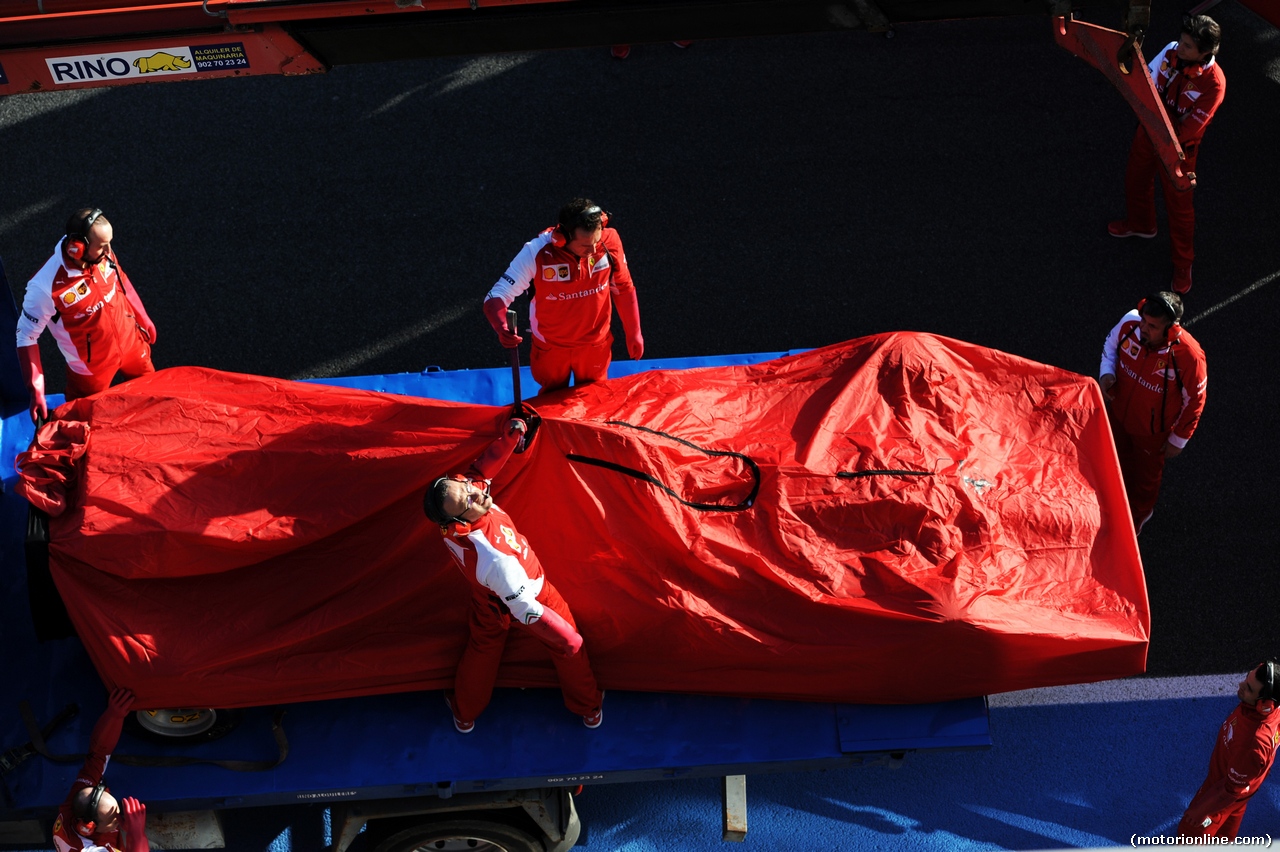 TEST F1 JEREZ 28 GENNAIO, The Ferrari F14-T of Kimi Raikkonen (FIN) Ferrari is recovered back to the pits on the back of a truck.
28.01.2014. Formula One Testing, Day One, Jerez, Spain.