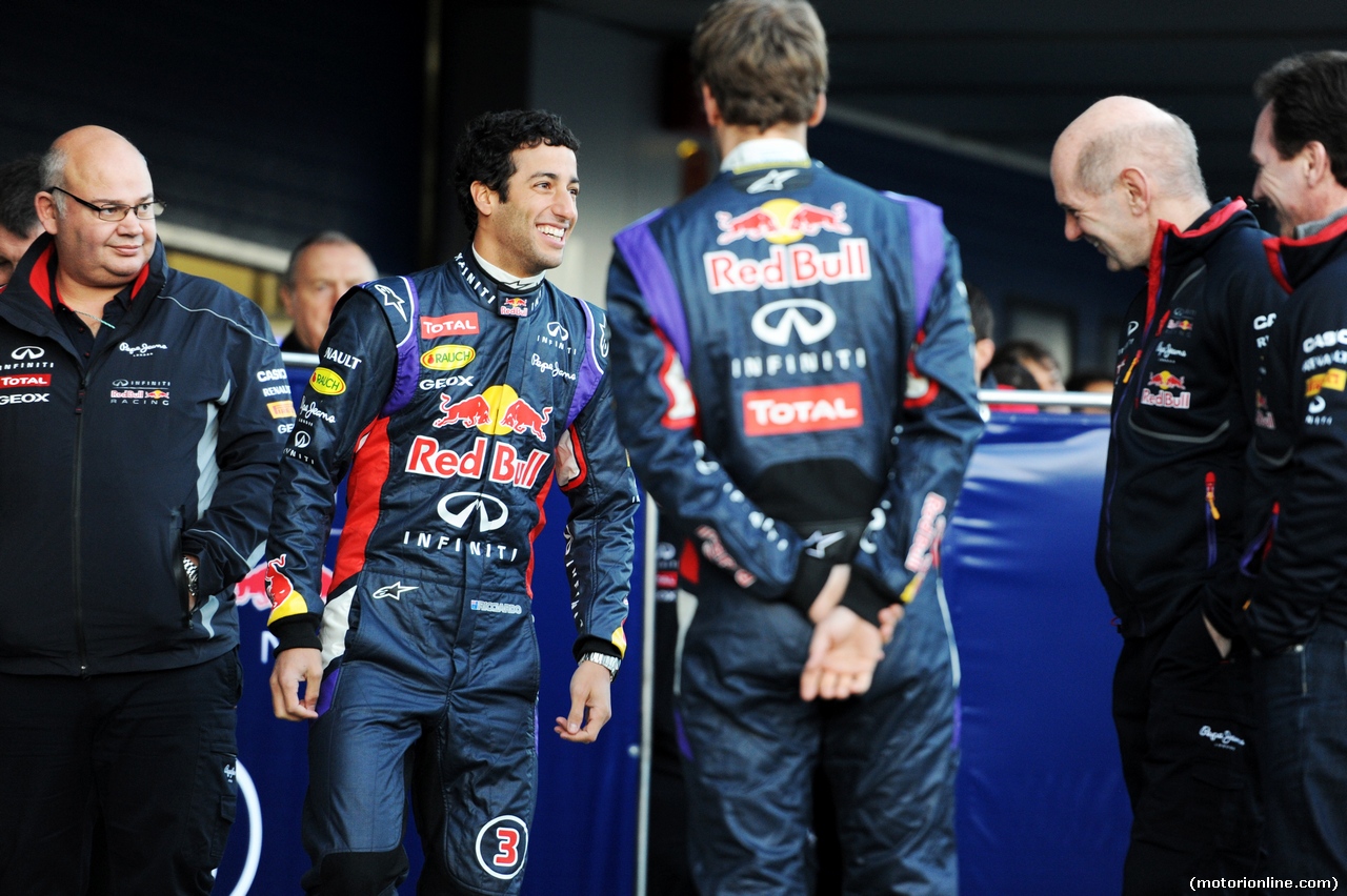 TEST F1 JEREZ 28 GENNAIO, (L to R): Daniel Ricciardo (AUS) Red Bull Racing with Sebastian Vettel (GER) Red Bull Racing; Adrian Newey (GBR) Red Bull Racing Chief Technical Officer e Christian Horner (GBR) Red Bull Racing Team Principal at the unveiling of the Red Bull Racing RB10.
28.01.2014. Formula One Testing, Day One, Jerez, Spain.
