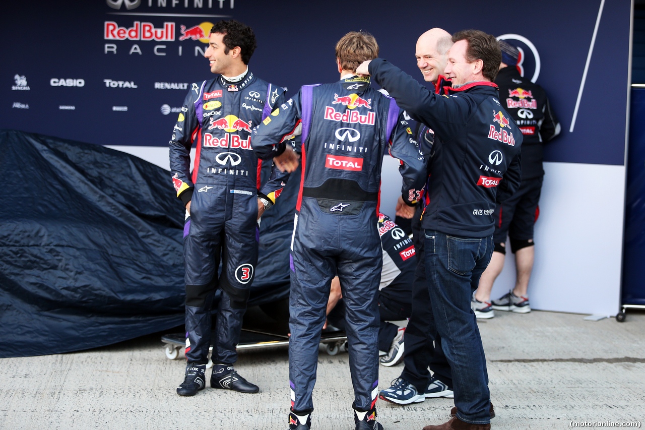 TEST F1 JEREZ 28 GENNAIO, (L to R): Daniel Ricciardo (AUS) Red Bull Racing; Sebastian Vettel (GER) Red Bull Racing; Adrian Newey (GBR) Red Bull Racing Chief Technical Officer; e Christian Horner (GBR) Red Bull Racing Team Principal at the unveiling of the Red Bull Racing RB10.
28.01.2014. Formula One Testing, Day One, Jerez, Spain.