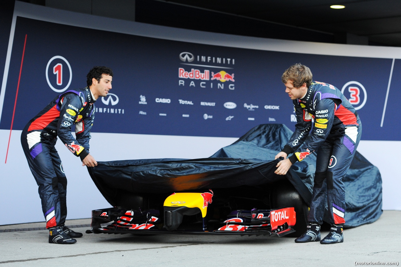TEST F1 JEREZ 28 GENNAIO, (L to R): Daniel Ricciardo (AUS) Red Bull Racing e team mate Sebastian Vettel (GER) Red Bull Racing unveil the new Red Bull Racing RB10.
28.01.2014. Formula One Testing, Day One, Jerez, Spain.