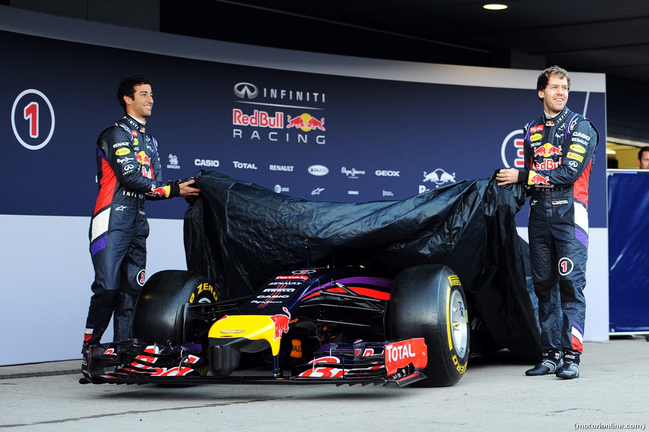 TEST F1 JEREZ 28 GENNAIO, (L to R): Daniel Ricciardo (AUS) Red Bull Racing e team mate Sebastian Vettel (GER) Red Bull Racing unveil the new Red Bull Racing RB10.
28.01.2014. Formula One Testing, Day One, Jerez, Spain.