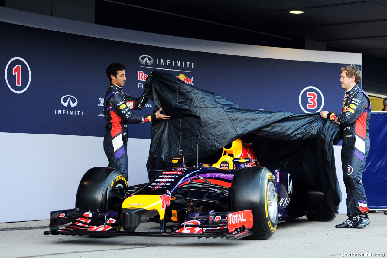 TEST F1 JEREZ 28 GENNAIO, (L to R): Daniel Ricciardo (AUS) Red Bull Racing e team mate Sebastian Vettel (GER) Red Bull Racing unveil the new Red Bull Racing RB10.
28.01.2014. Formula One Testing, Day One, Jerez, Spain.