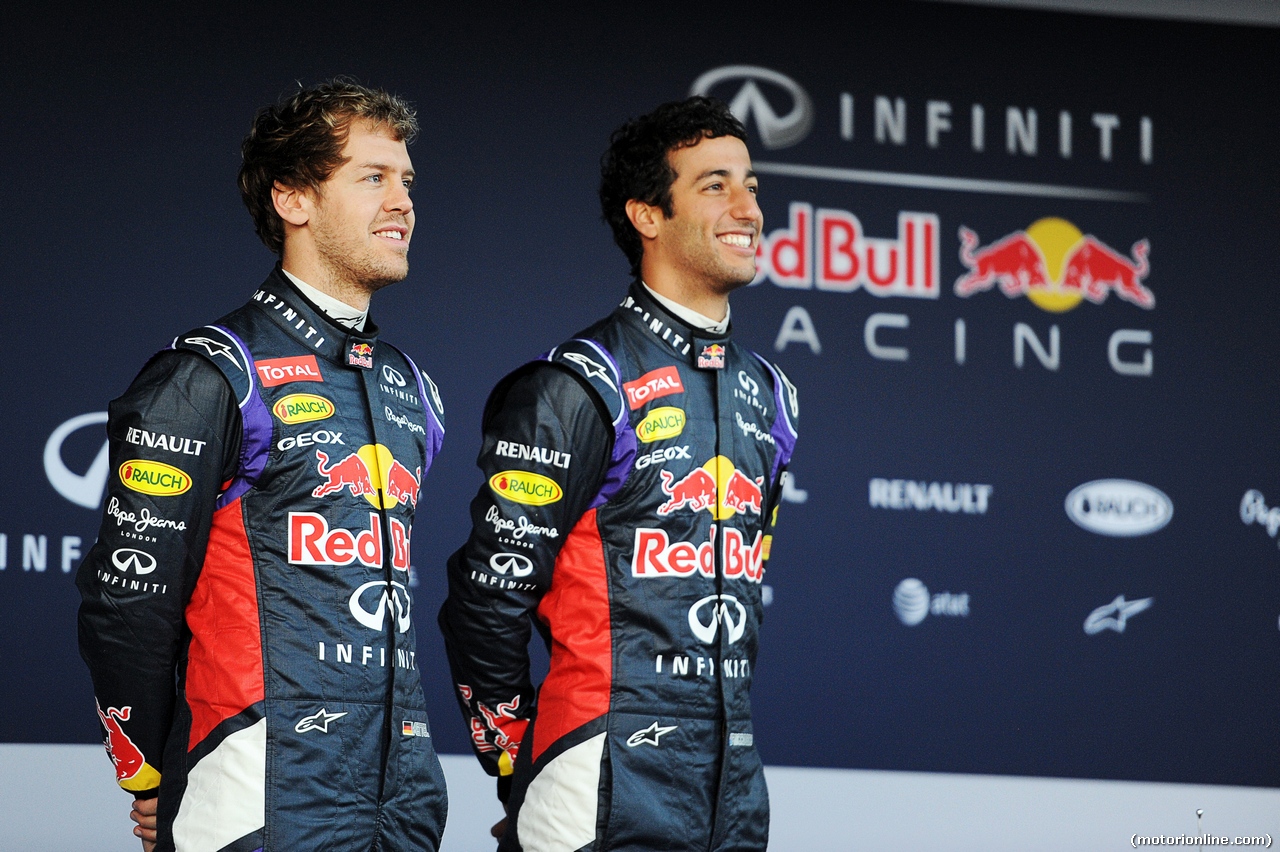 TEST F1 JEREZ 28 GENNAIO, (L to R): Sebastian Vettel (GER) Red Bull Racing e team mate Daniel Ricciardo (AUS) Red Bull Racing at the unveiling of the Red Bull Racing RB10.
28.01.2014. Formula One Testing, Day One, Jerez, Spain.