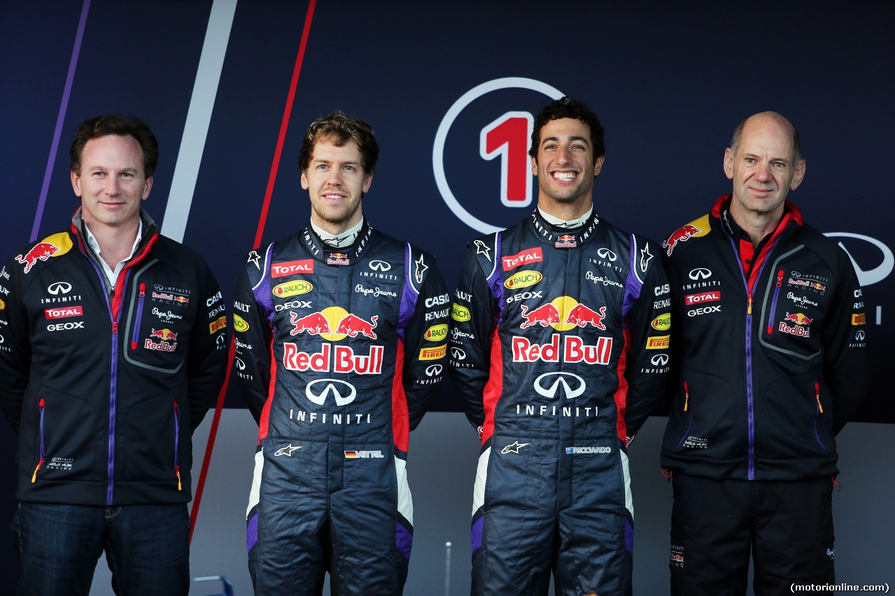 TEST F1 JEREZ 28 GENNAIO, (L to R): Christian Horner (GBR) Red Bull Racing Team Principal; Sebastian Vettel (GER) Red Bull Racing; Daniel Ricciardo (AUS) Red Bull Racing; Adrian Newey (GBR) Red Bull Racing Chief Technical Officer at the unveiling of the Red Bull Racing RB10.
28.01.2014. Formula One Testing, Day One, Jerez, Spain.