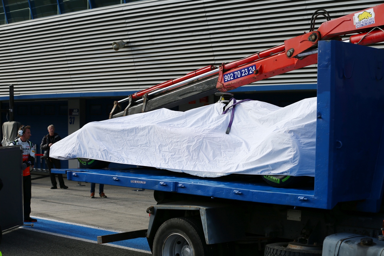 TEST F1 JEREZ 28 GENNAIO, The Sahara Force India F1 VJM07 of Sergio Perez (MEX) Sahara Force India F1 is recovered back to the pits on the back of a truck.
28.01.2014. Formula One Testing, Day One, Jerez, Spain.