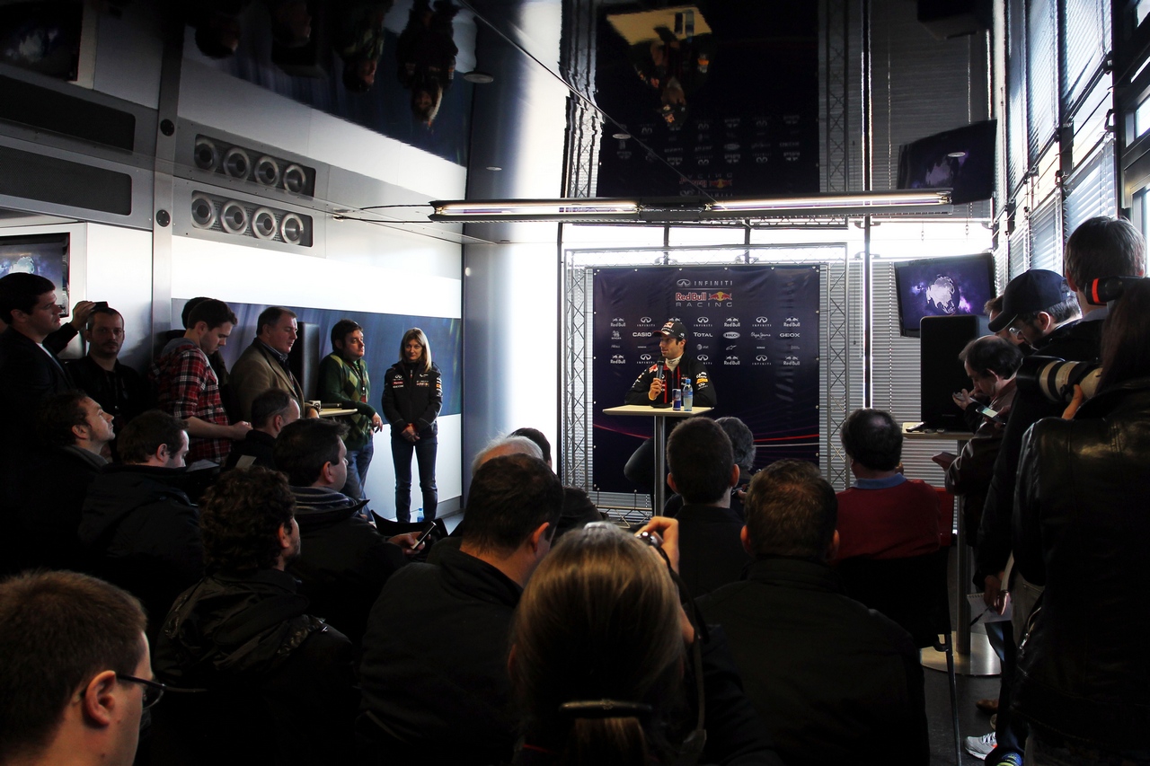 TEST F1 JEREZ 28 GENNAIO, Daniel Ricciardo (AUS) Red Bull Racing with the media.
28.01.2014. Formula One Testing, Day One, Jerez, Spain.