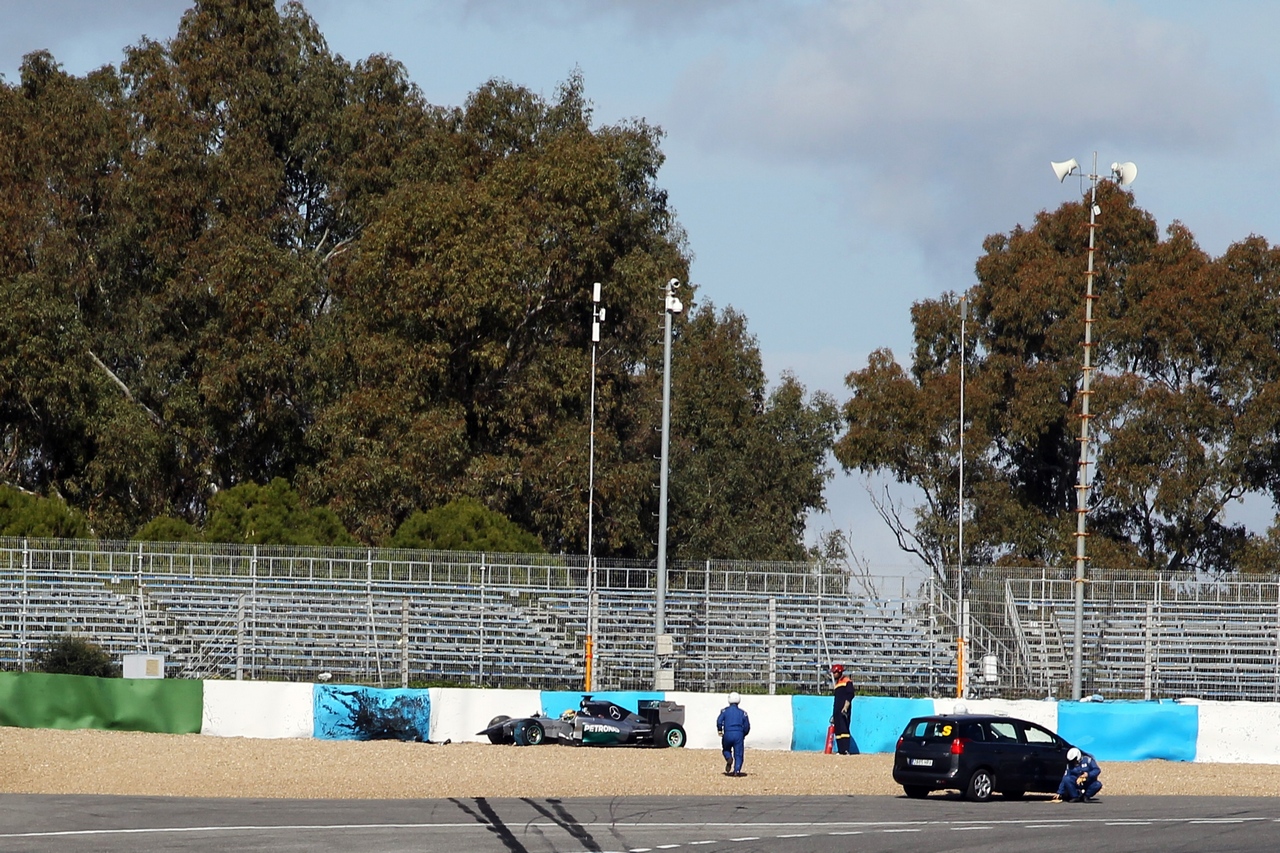 TEST F1 JEREZ 28 GENNAIO, Lewis Hamilton (GBR) Mercedes AMG F1 W05 crashes at the first corner.
28.01.2014. Formula One Testing, Day One, Jerez, Spain.