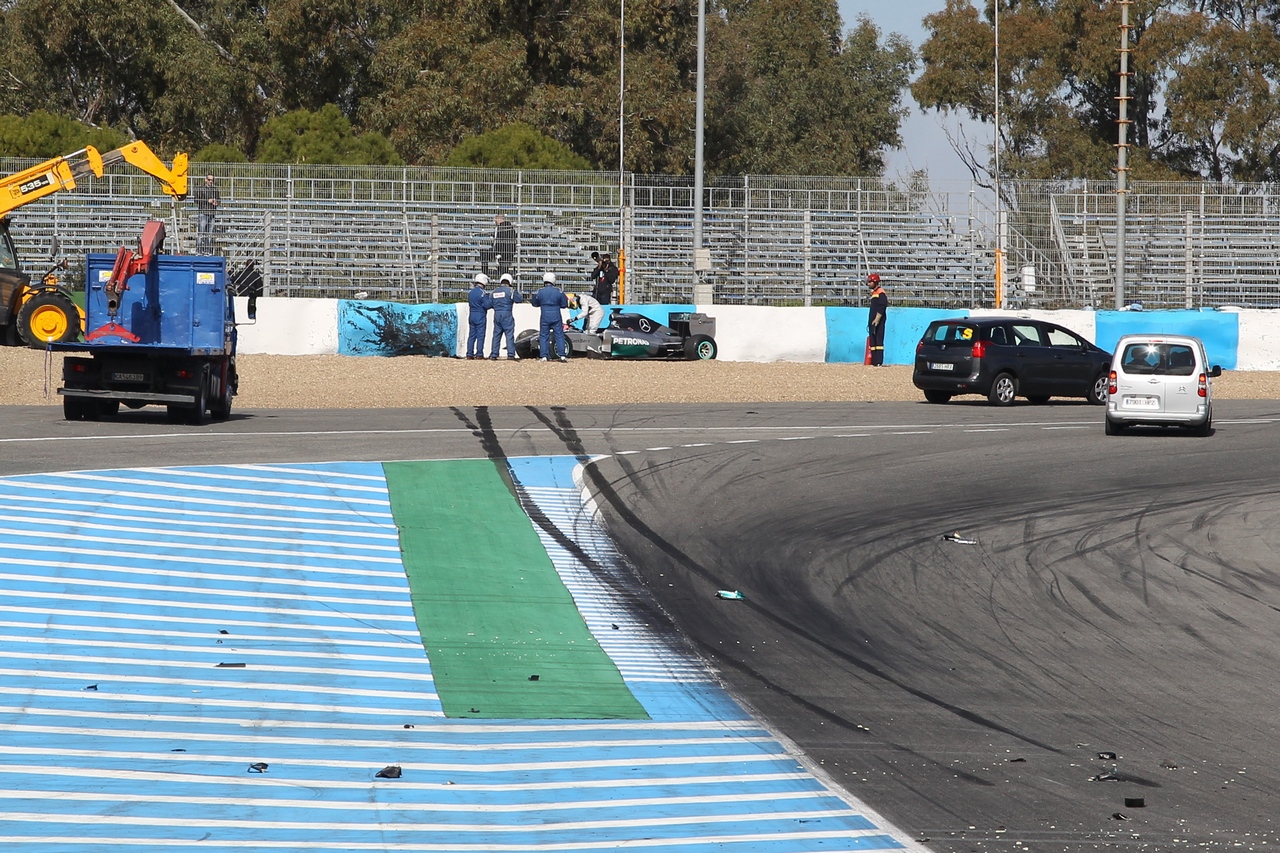 TEST F1 JEREZ 28 GENNAIO, Lewis Hamilton (GBR) Mercedes AMG F1 W05 crashes at the first corner.
28.01.2014. Formula One Testing, Day One, Jerez, Spain.