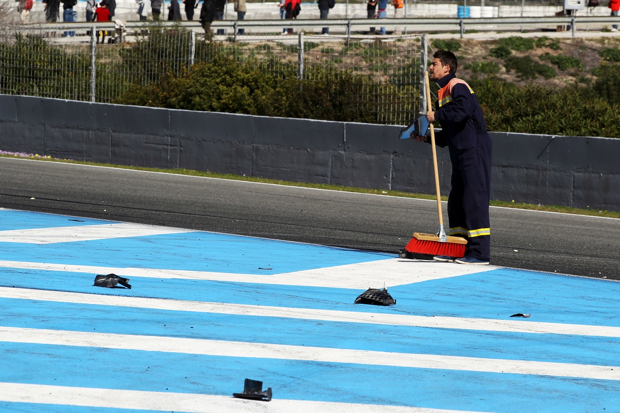 TEST F1 JEREZ 28 GENNAIO, Debris on the main straight as Lewis Hamilton (GBR) Mercedes AMG F1 W05 crashes.
28.01.2014. Formula One Testing, Day One, Jerez, Spain.