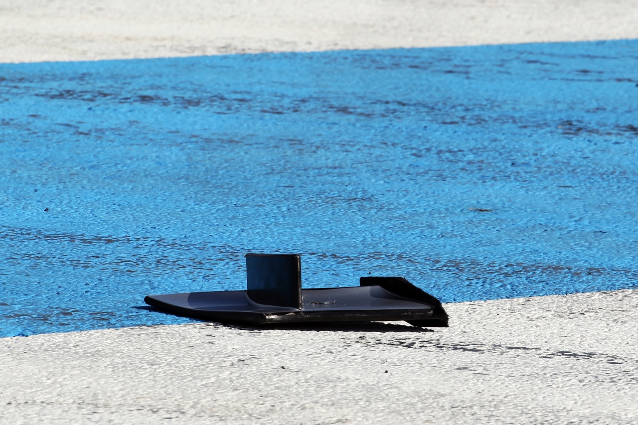 TEST F1 JEREZ 28 GENNAIO, Debris from the Mercedes AMG F1 W05 of Lewis Hamilton (GBR) Mercedes AMG F1 after he crashed at the first corner.
28.01.2014. Formula One Testing, Day One, Jerez, Spain.
