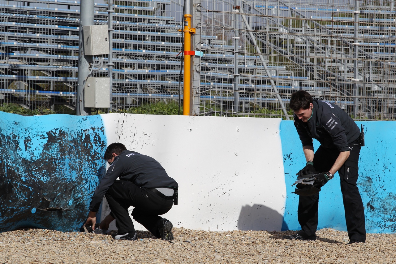 TEST F1 JEREZ 28 GENNAIO, Debris from the Mercedes AMG F1 W05 of Lewis Hamilton (GBR) Mercedes AMG F1 is removed after he crashed at the first corner.
28.01.2014. Formula One Testing, Day One, Jerez, Spain.