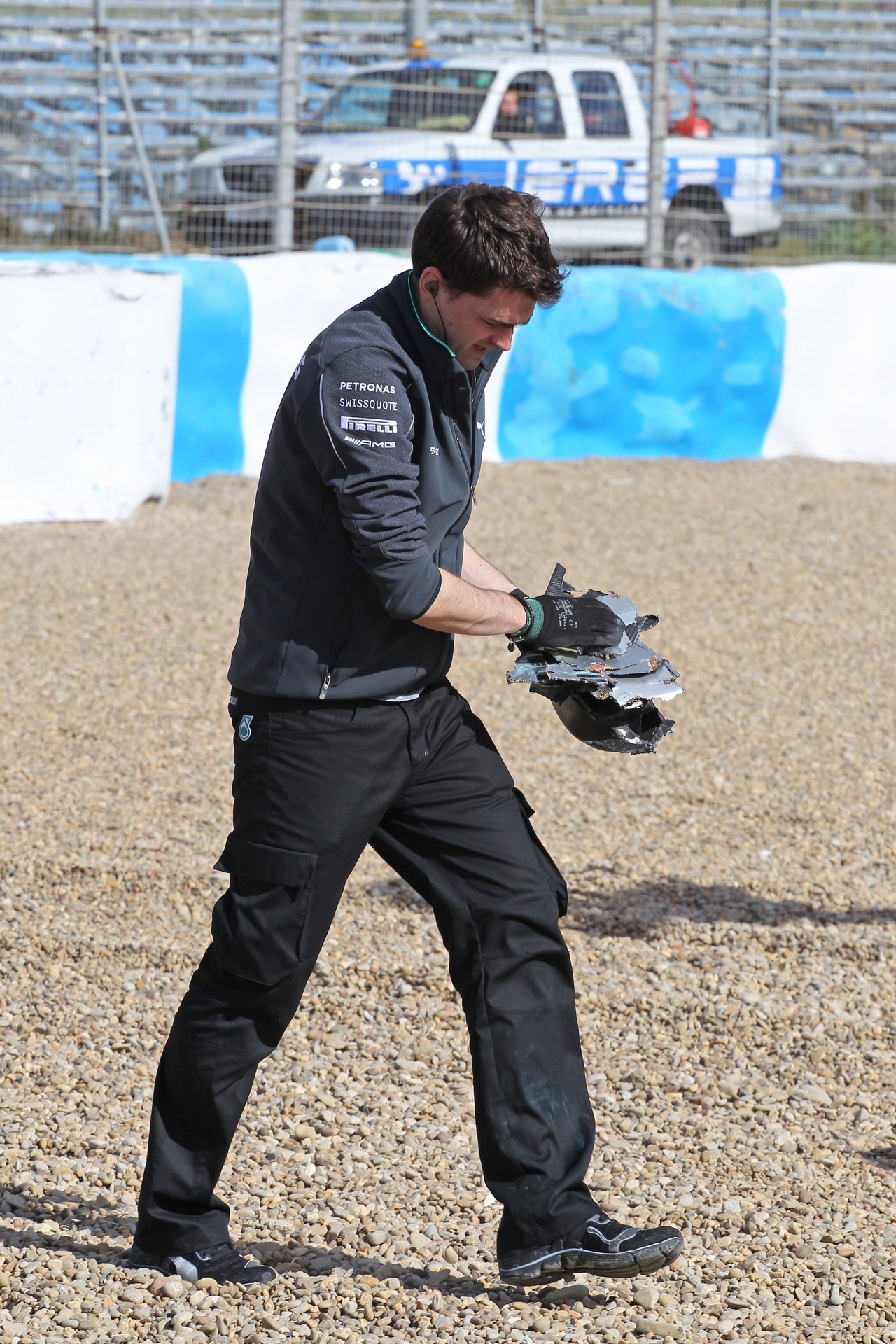 TEST F1 JEREZ 28 GENNAIO, Debris from the Mercedes AMG F1 W05 of Lewis Hamilton (GBR) Mercedes AMG F1 is removed after he crashed at the first corner.
28.01.2014. Formula One Testing, Day One, Jerez, Spain.