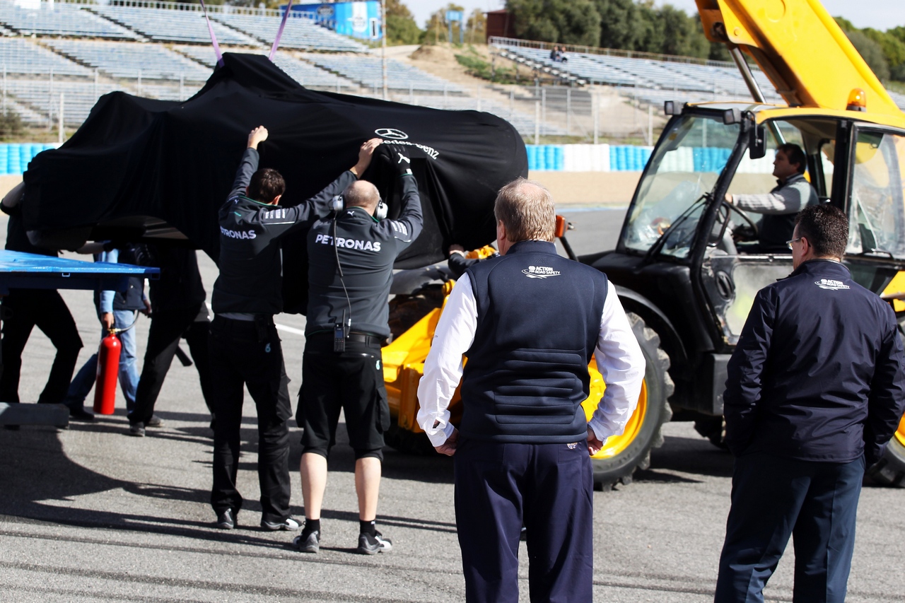 TEST F1 JEREZ 28 GENNAIO, FIA Delegates inspect the first corner after Lewis Hamilton (GBR) Mercedes AMG F1 crashed.
28.01.2014. Formula One Testing, Day One, Jerez, Spain.