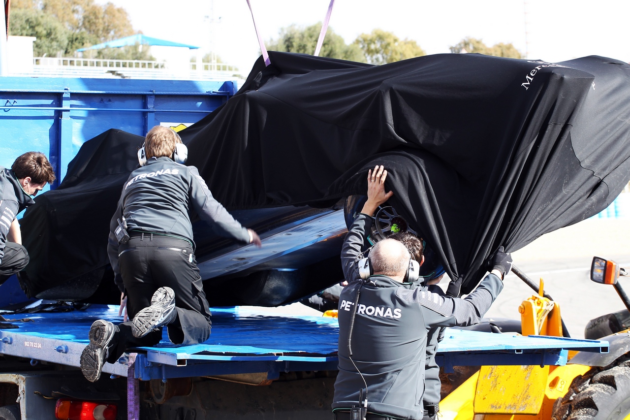 TEST F1 JEREZ 28 GENNAIO, The Mercedes AMG F1 W05 of Lewis Hamilton (GBR) Mercedes AMG F1 is recovered back to the pits on the back of a truck after he crashed at the first corner.
28.01.2014. Formula One Testing, Day One, Jerez, Spain.