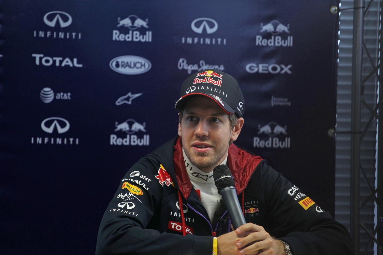 TEST F1 JEREZ 28 GENNAIO, Sebastian Vettel (GER) Red Bull Racing with the media.
28.01.2014. Formula One Testing, Day One, Jerez, Spain.