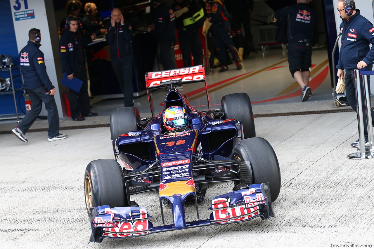 TEST F1 JEREZ 28 GENNAIO, Jean-Eric Vergne (FRA) Scuderia Toro Rosso STR9 leaves the pits.
28.01.2014. Formula One Testing, Day One, Jerez, Spain.
