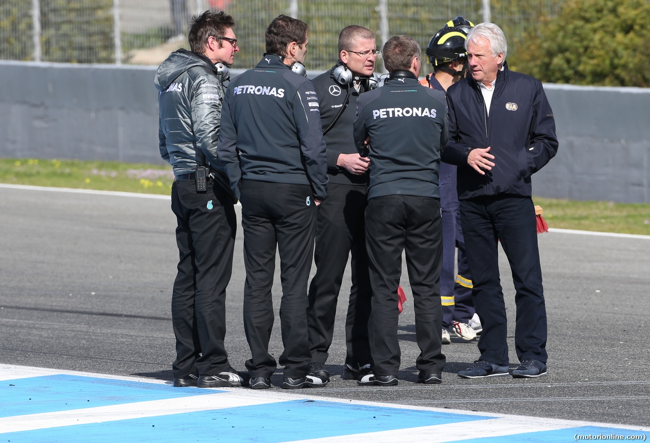 TEST F1 JEREZ 28 GENNAIO, Mercedes AMG F1 Team engineers e Charlie Whiting (GBR) FIA Delegate on track after the accident of Lewis Hamilton (GBR), Mercedes AMG F1 Team 
28.01.2014. Formula One Testing, Day One, Jerez, Spain.