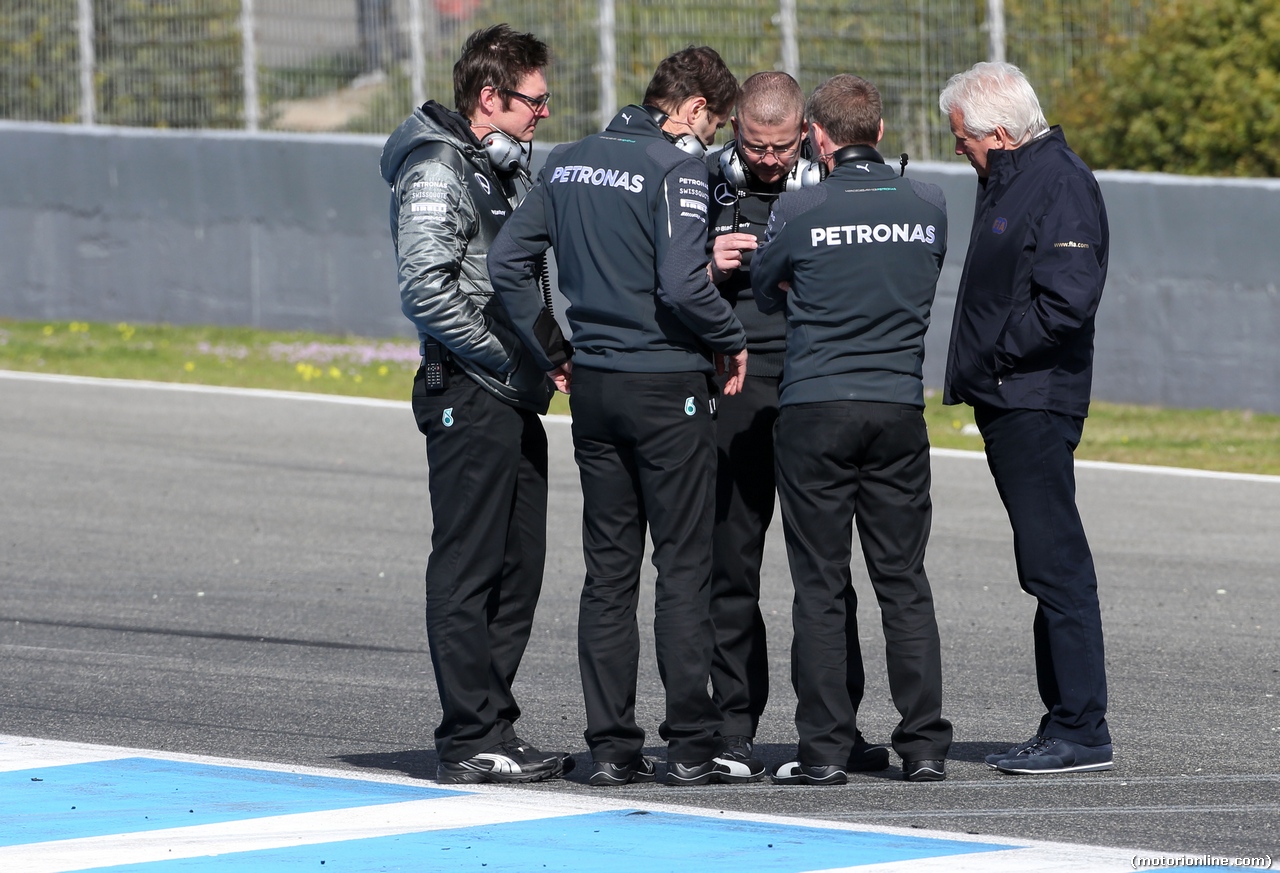 TEST F1 JEREZ 28 GENNAIO, Mercedes AMG F1 Team engineers e Charlie Whiting (GBR) FIA Delegate on track after the accident of Lewis Hamilton (GBR), Mercedes AMG F1 Team 
28.01.2014. Formula One Testing, Day One, Jerez, Spain.