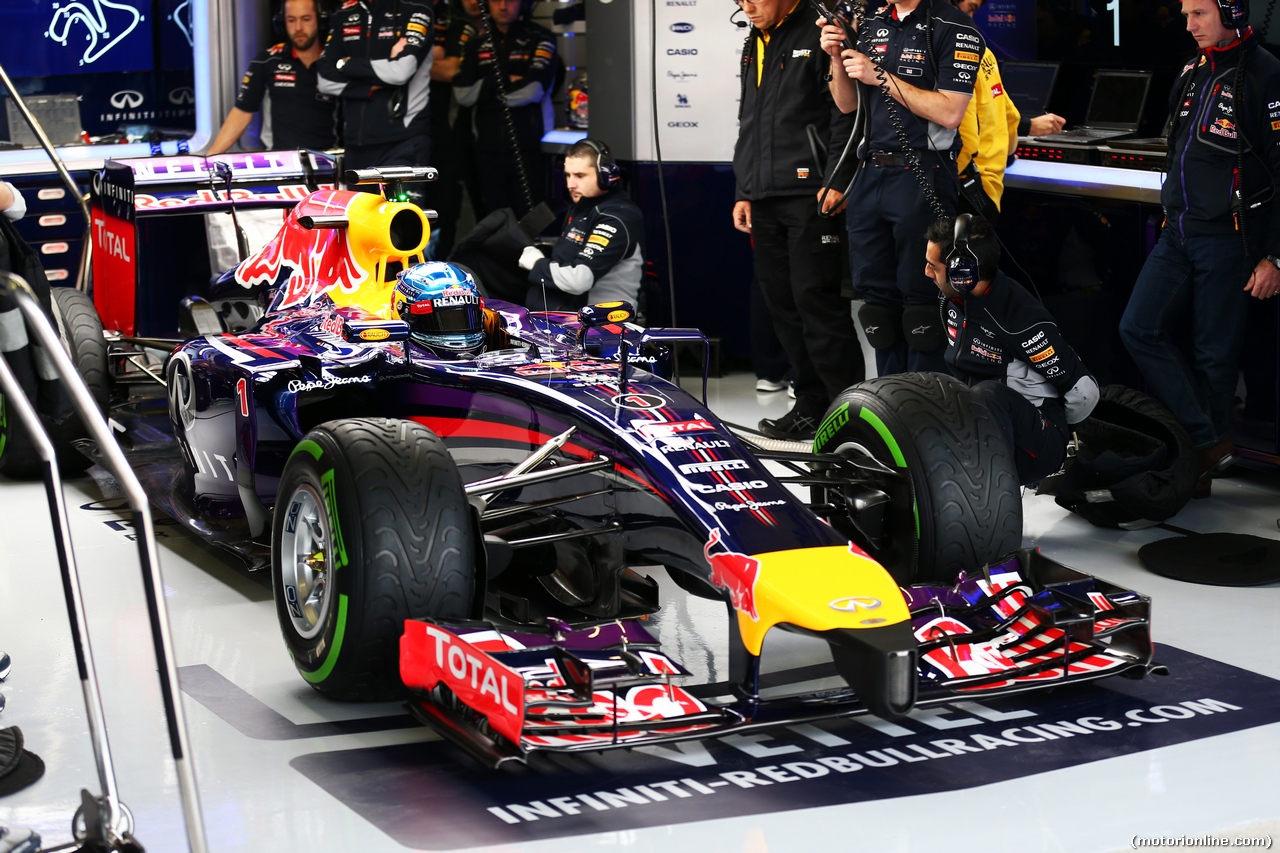 TEST F1 JEREZ 28 GENNAIO, Sebastian Vettel (GER) Red Bull Racing RB10 leaves the pits.
28.01.2014. Formula One Testing, Day One, Jerez, Spain.