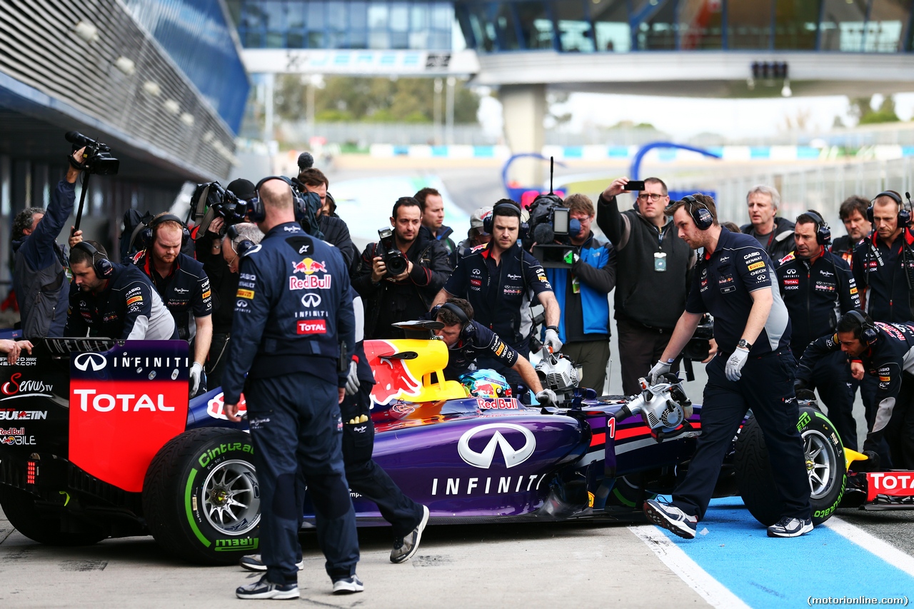 TEST F1 JEREZ 28 GENNAIO, Sebastian Vettel (GER) Red Bull Racing RB10 runs for the first time.
28.01.2014. Formula One Testing, Day One, Jerez, Spain.