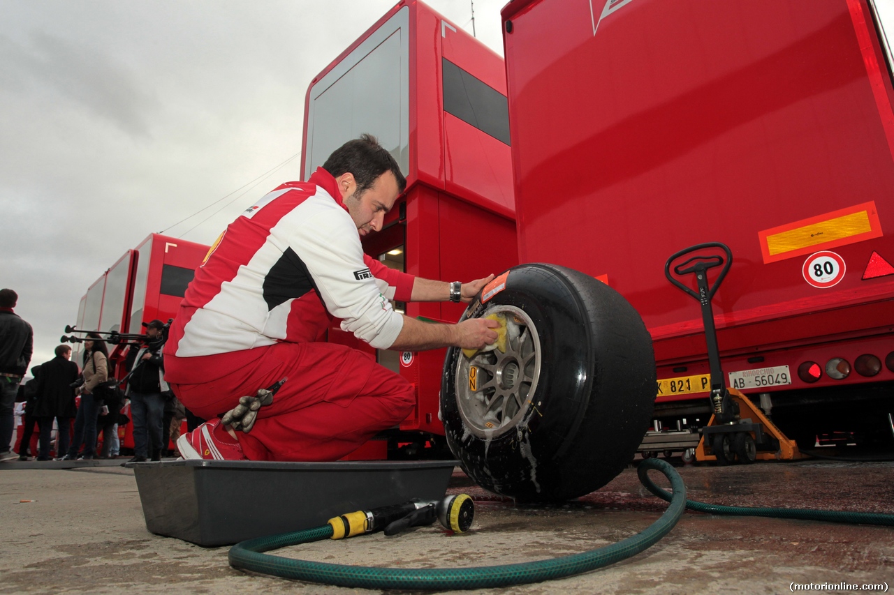 TEST F1 JEREZ 28 GENNAIO, Pirelli Tyres