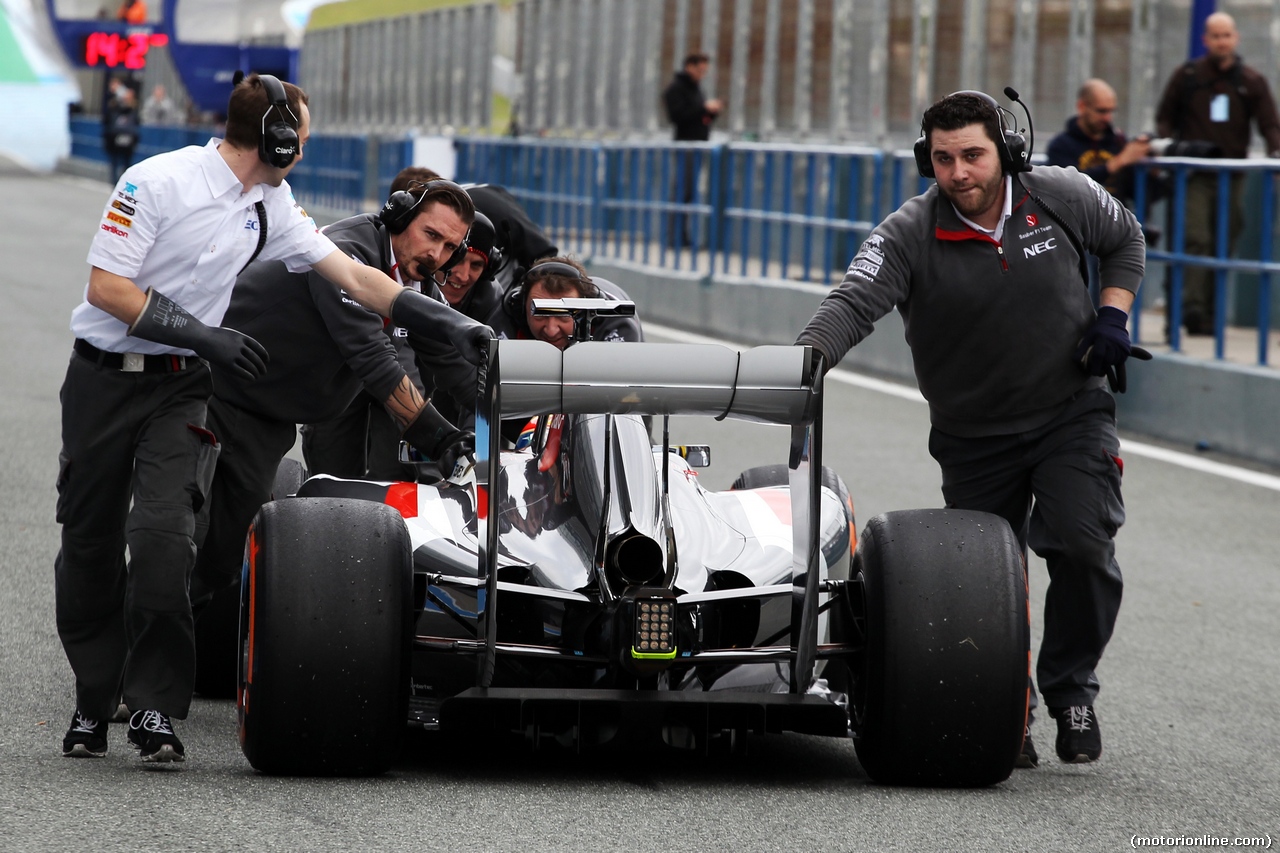 TEST F1 JEREZ 28 GENNAIO, Esteban Gutierrez (MEX) Sauber C33 is pushed back down the pit lane.
28.01.2014. Formula One Testing, Day One, Jerez, Spain.