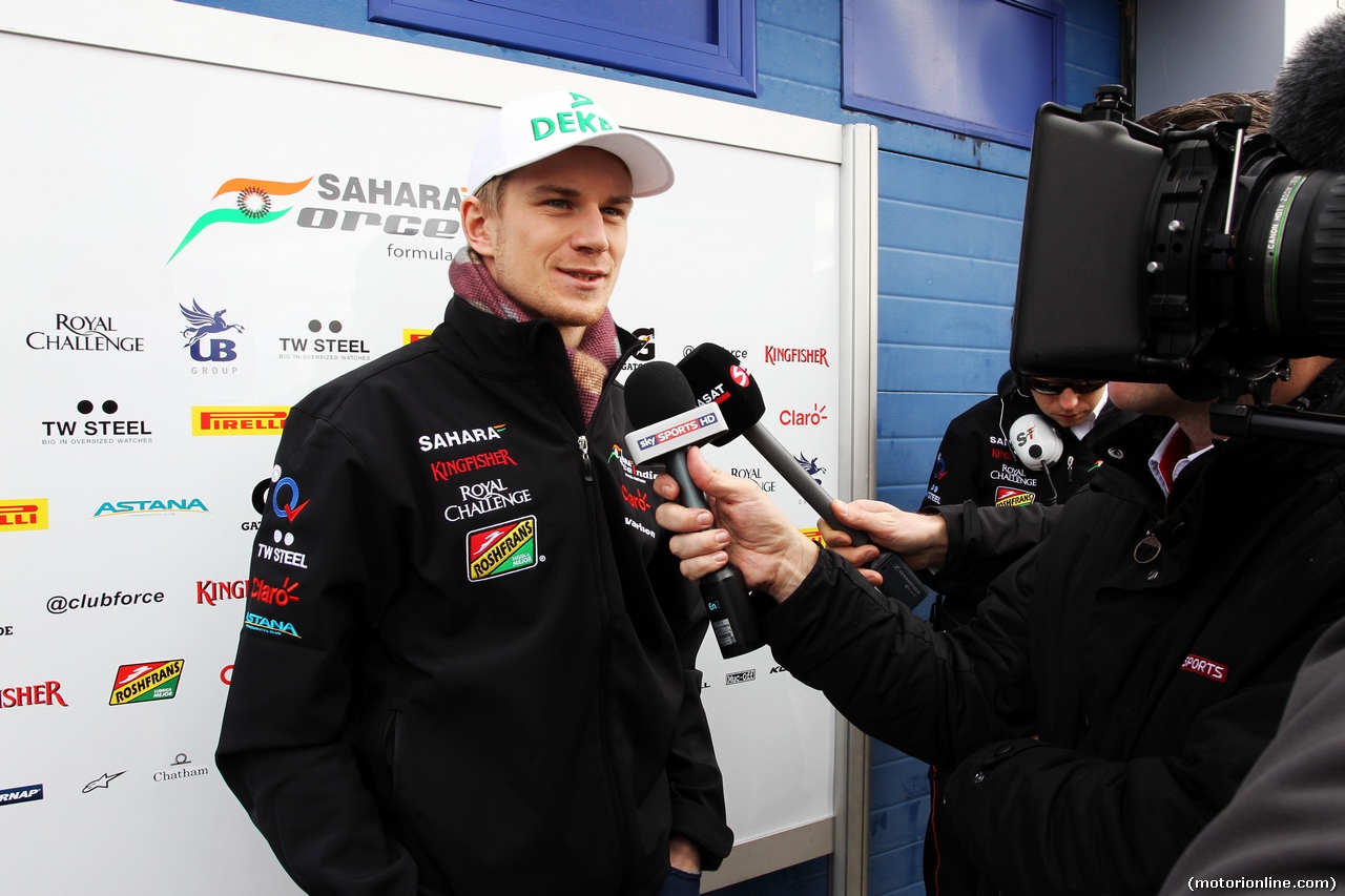 TEST F1 JEREZ 28 GENNAIO, Nico Hulkenberg (GER) Sahara Force India F1 with the media.
28.01.2014. Formula One Testing, Day One, Jerez, Spain.