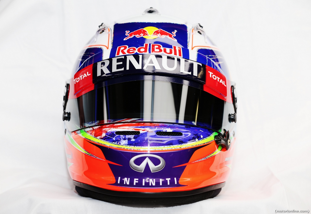 TEST F1 JEREZ 28 GENNAIO, The helmet of Daniel Ricciardo (AUS) Red Bull Racing.
28.01.2014. Formula One Testing, Day One, Jerez, Spain.