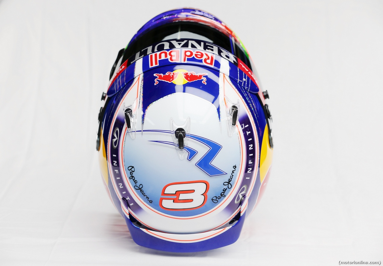 TEST F1 JEREZ 28 GENNAIO, The helmet of Daniel Ricciardo (AUS) Red Bull Racing.
28.01.2014. Formula One Testing, Day One, Jerez, Spain.