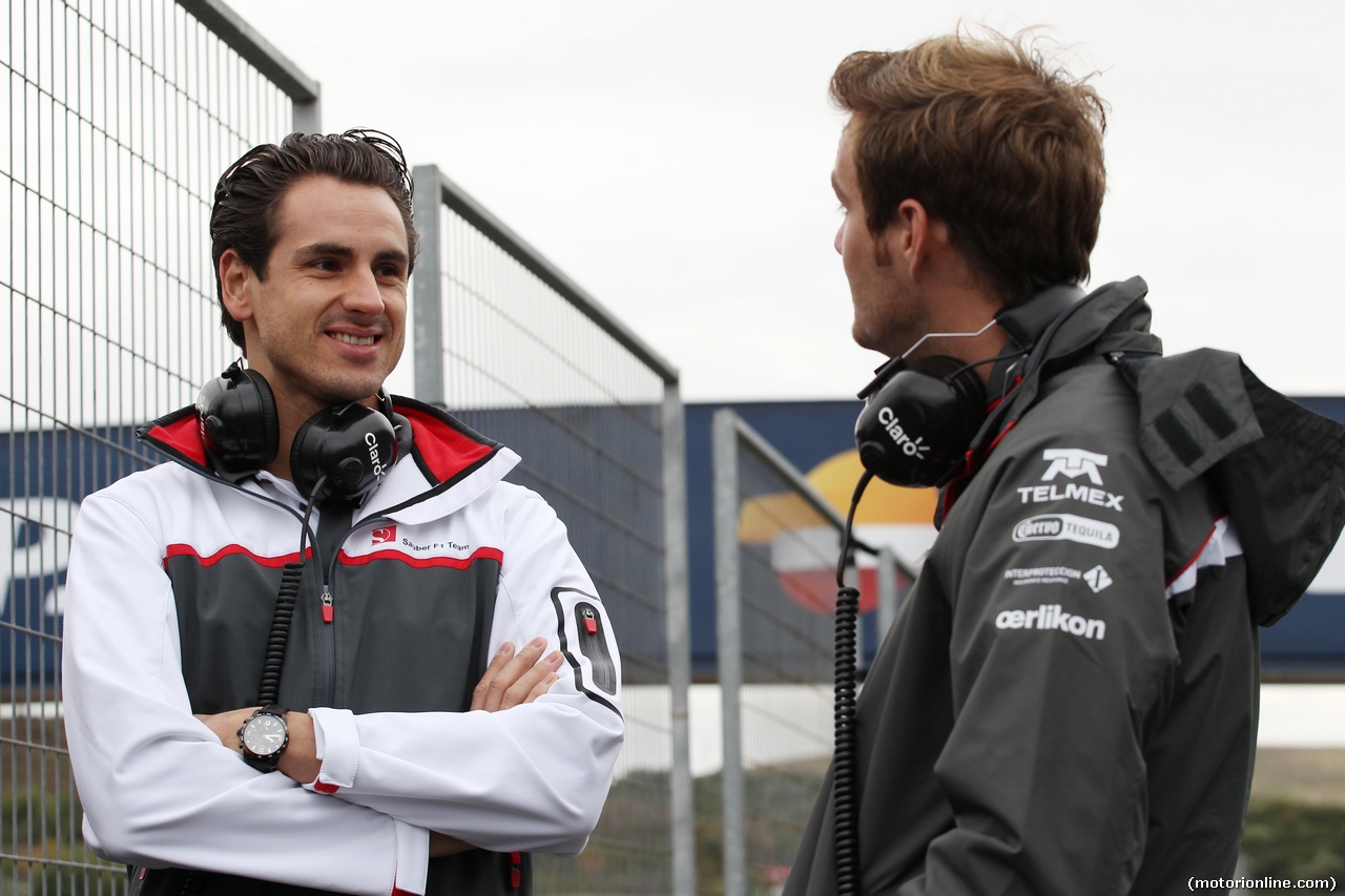 TEST F1 JEREZ 29 GENNAIO, (L to R): Adrian Sutil (GER) Sauber with Giedo van der Garde (NLD) Sauber Reserve Driver.
29.01.2014. Formula One Testing, Day Two, Jerez, Spain.