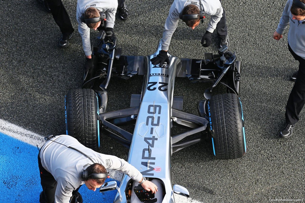 TEST F1 JEREZ 29 GENNAIO, Jenson Button (GBR) McLaren MP4-29 front wing e front suspension.
29.01.2014. Formula One Testing, Day Two, Jerez, Spain.