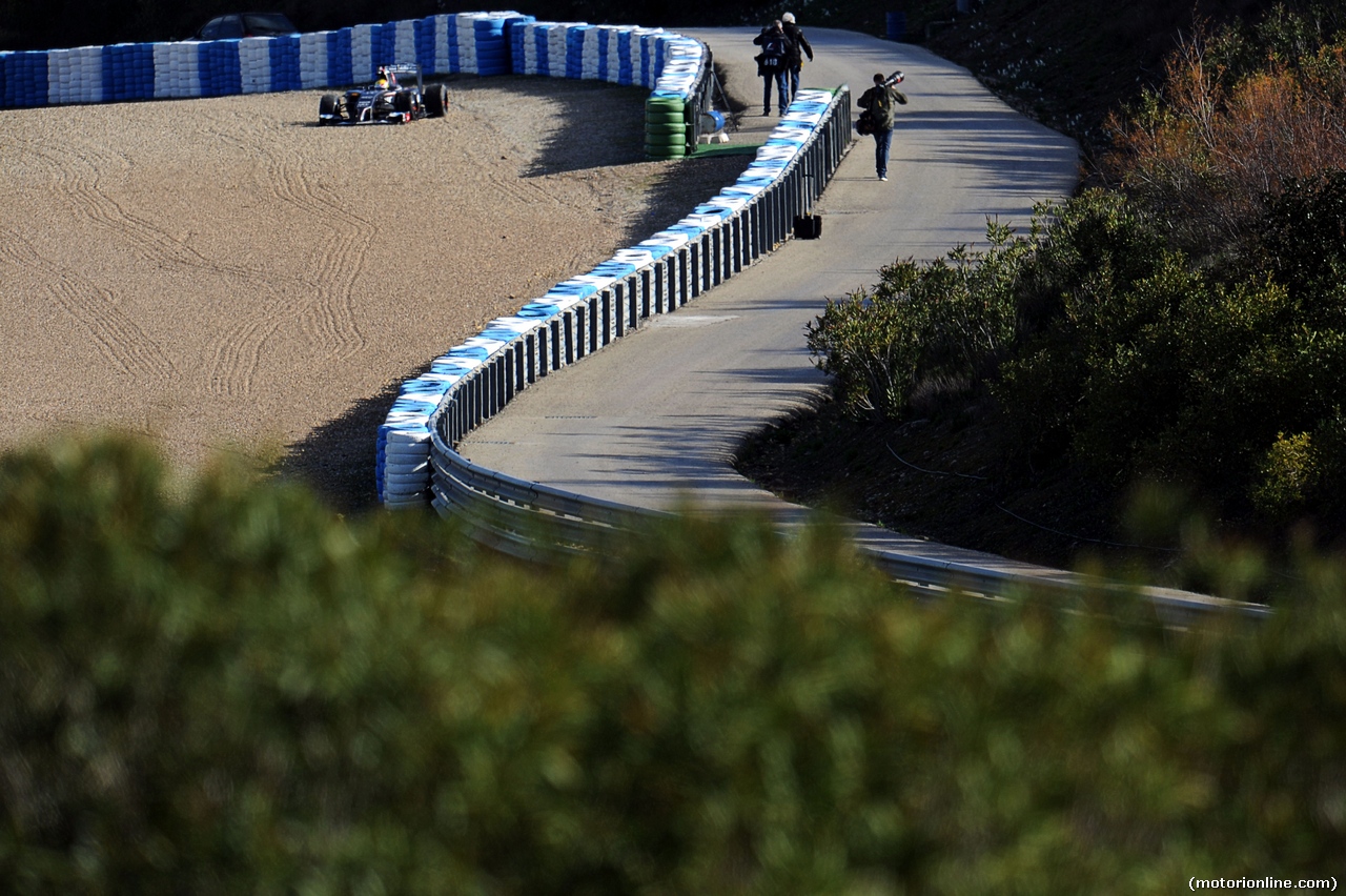 TEST F1 JEREZ 29 GENNAIO, Esteban Gutierrez (MEX) Sauber C33 runs into a gravel trap.
29.01.2014. Formula One Testing, Day Two, Jerez, Spain.