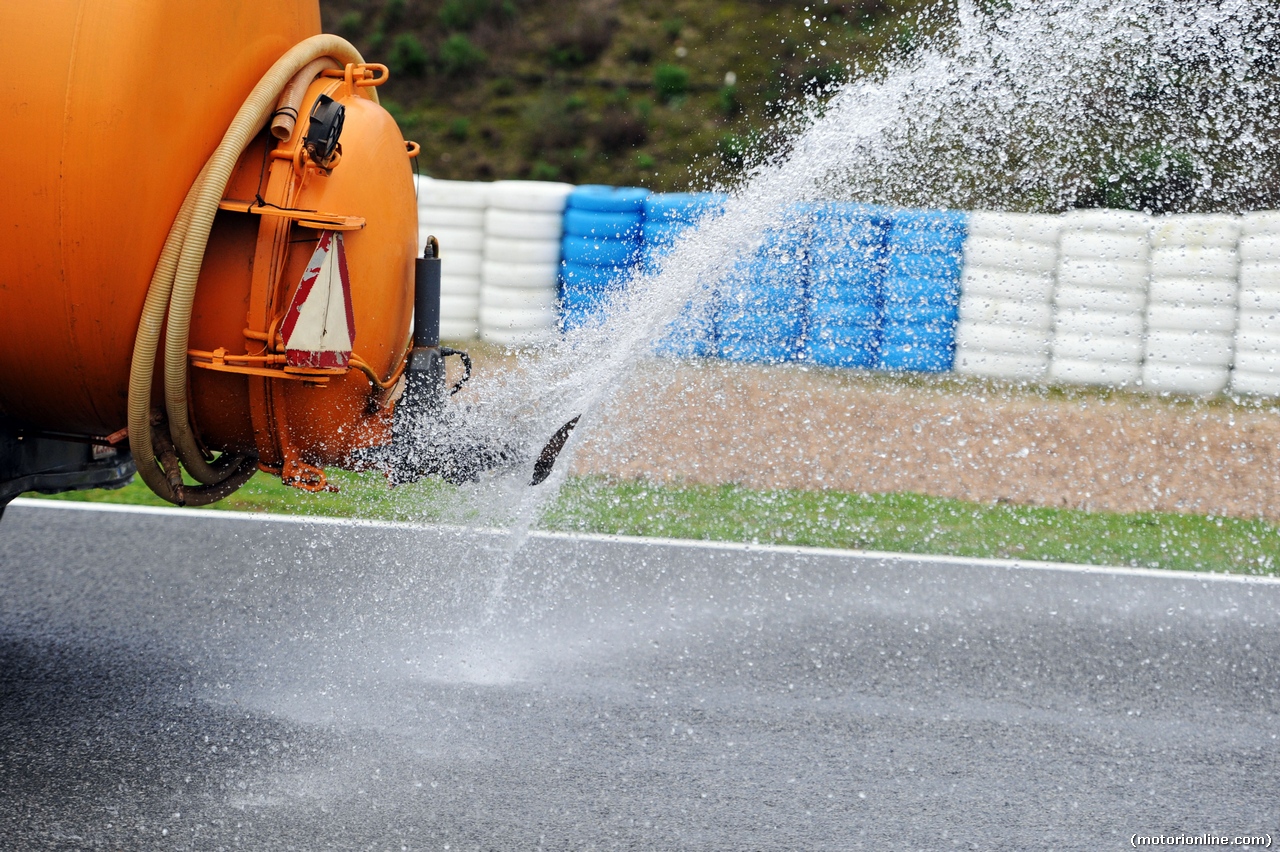 TEST F1 JEREZ 29 GENNAIO, The sprinkler tractor wets the track as the day is declared the official wet weather day of Pirelli tyre testing.
29.01.2014. Formula One Testing, Day Two, Jerez, Spain.