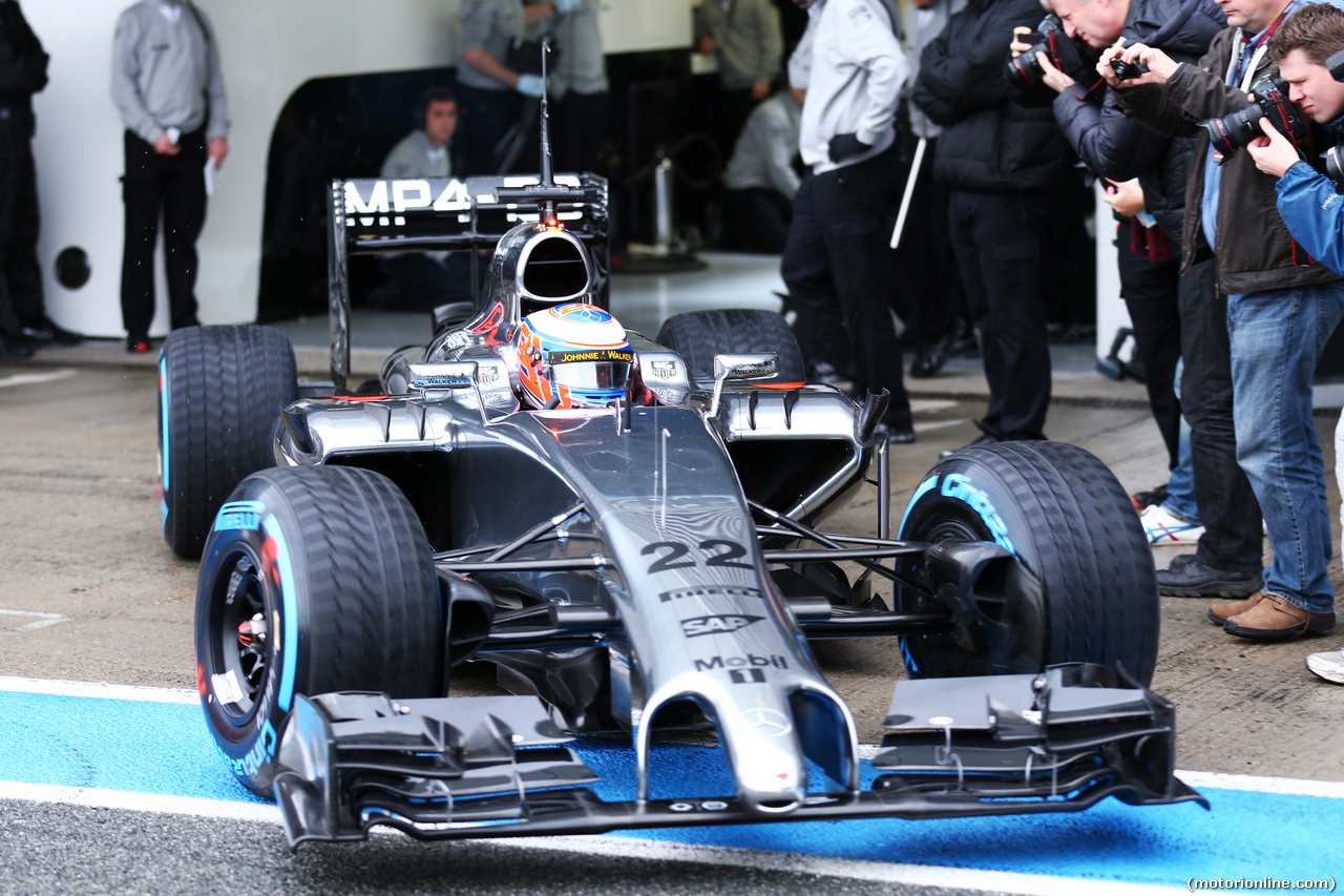 TEST F1 JEREZ 29 GENNAIO, Jenson Button (GBR) McLaren MP4-29 leaves the pits for the first time.
29.01.2014. Formula One Testing, Day Two, Jerez, Spain.