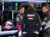 TEST F1 JEREZ 30 GENNAIO, Daniel Ricciardo (AUS), Red Bull Racing talking with Renault Sport engineer.
30.01.2014. Formula One Testing, Day Three, Jerez, Spain.