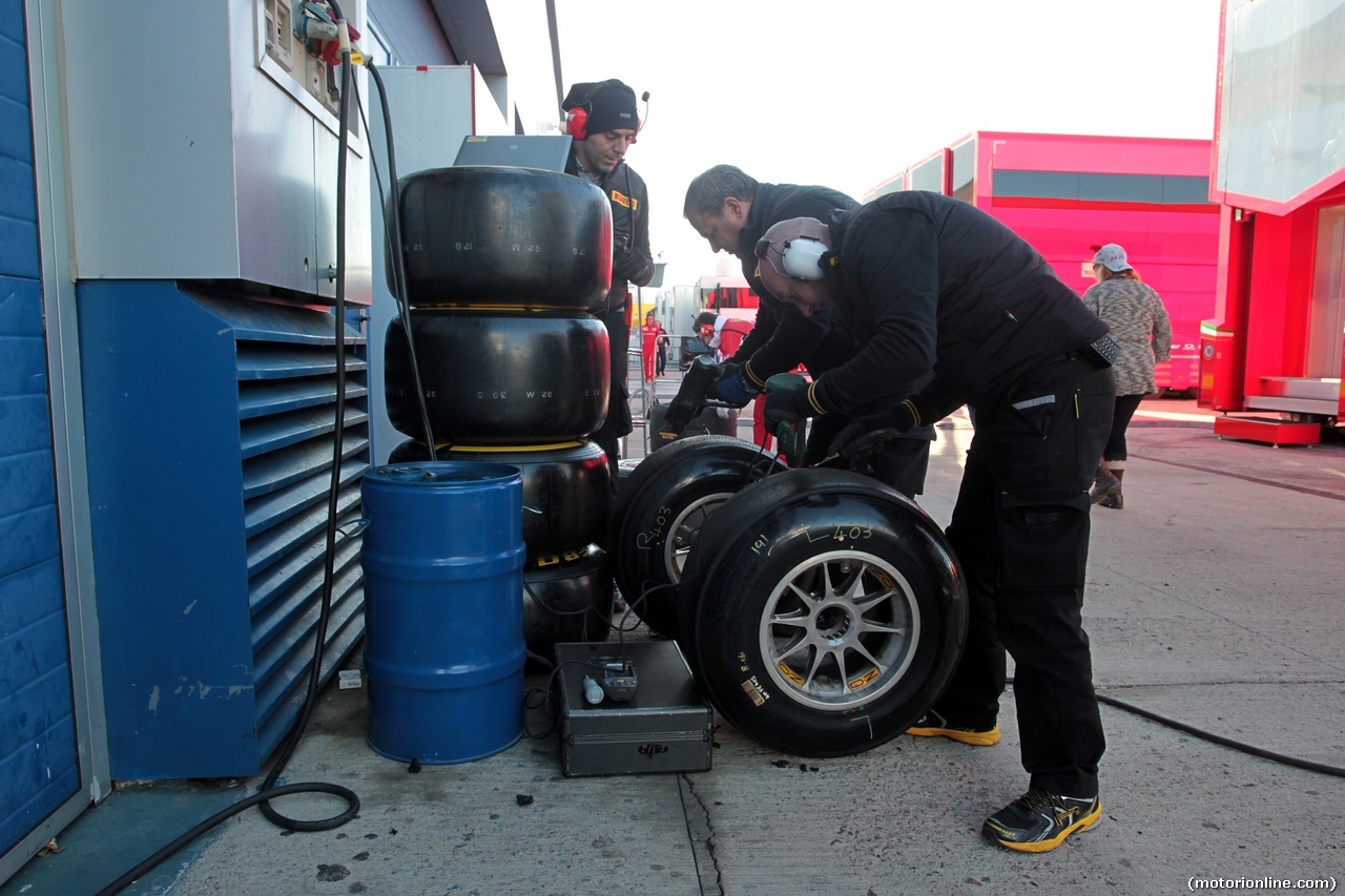 TEST F1 JEREZ 30 GENNAIO, 30.01.2014- Pirelli technicians