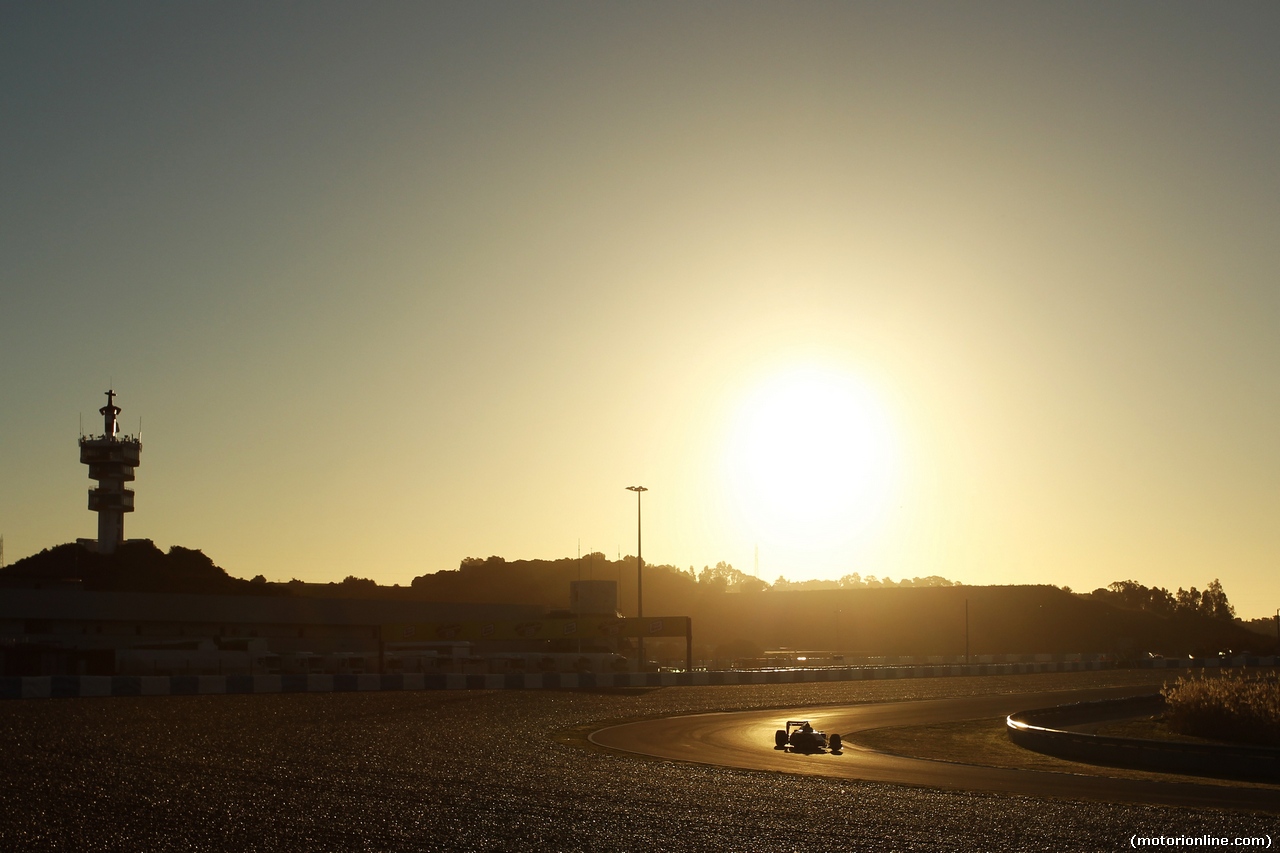 TEST F1 JEREZ 30 GENNAIO, Action as the sun rises over the circuit.
30.01.2014. Formula One Testing, Day Three, Jerez, Spain.