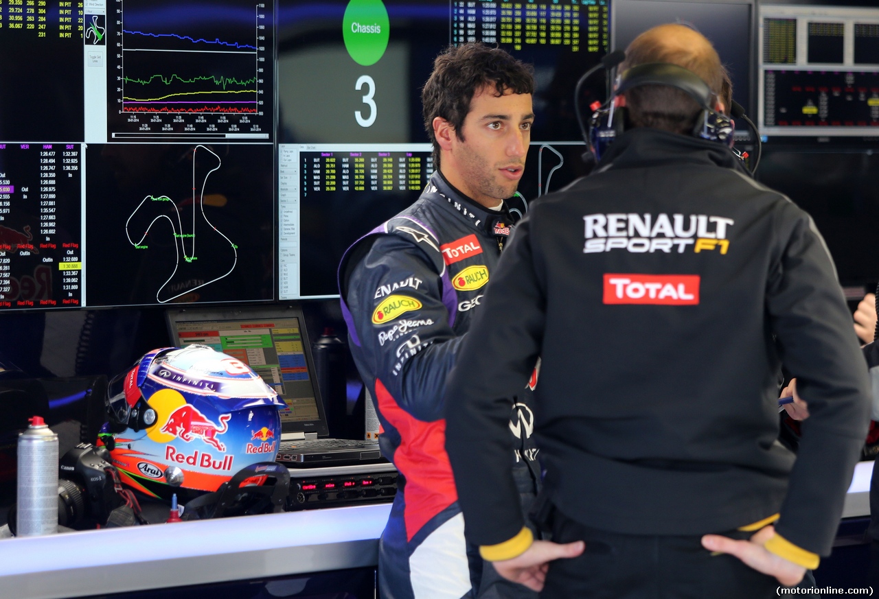 TEST F1 JEREZ 30 GENNAIO, Daniel Ricciardo (AUS), Red Bull Racing talking with Renault Sport engineer.
30.01.2014. Formula One Testing, Day Three, Jerez, Spain.