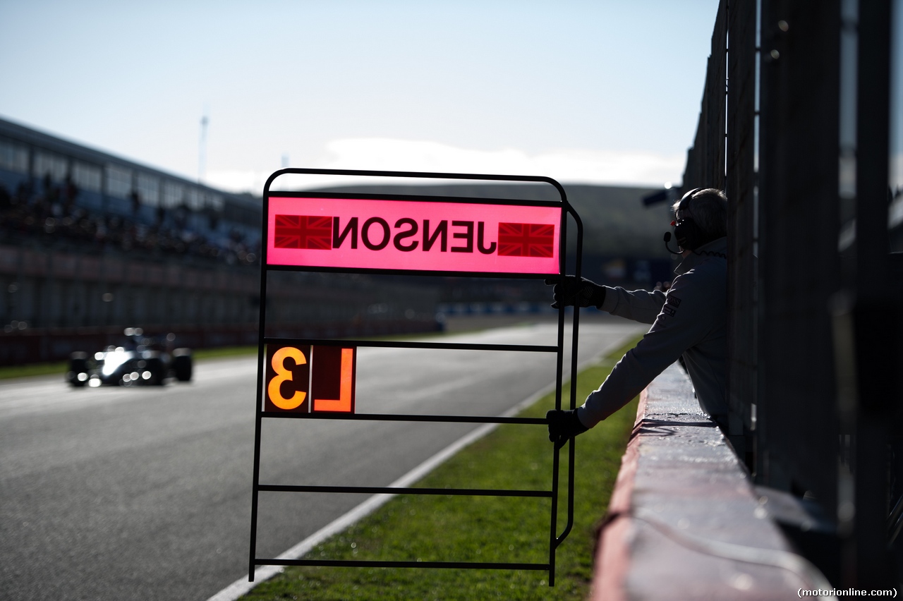 TEST F1 JEREZ 30 GENNAIO, Pit board for Jenson Button (GBR) McLaren MP4-29.
30.01.2014. Formula One Testing, Day Three, Jerez, Spain.
