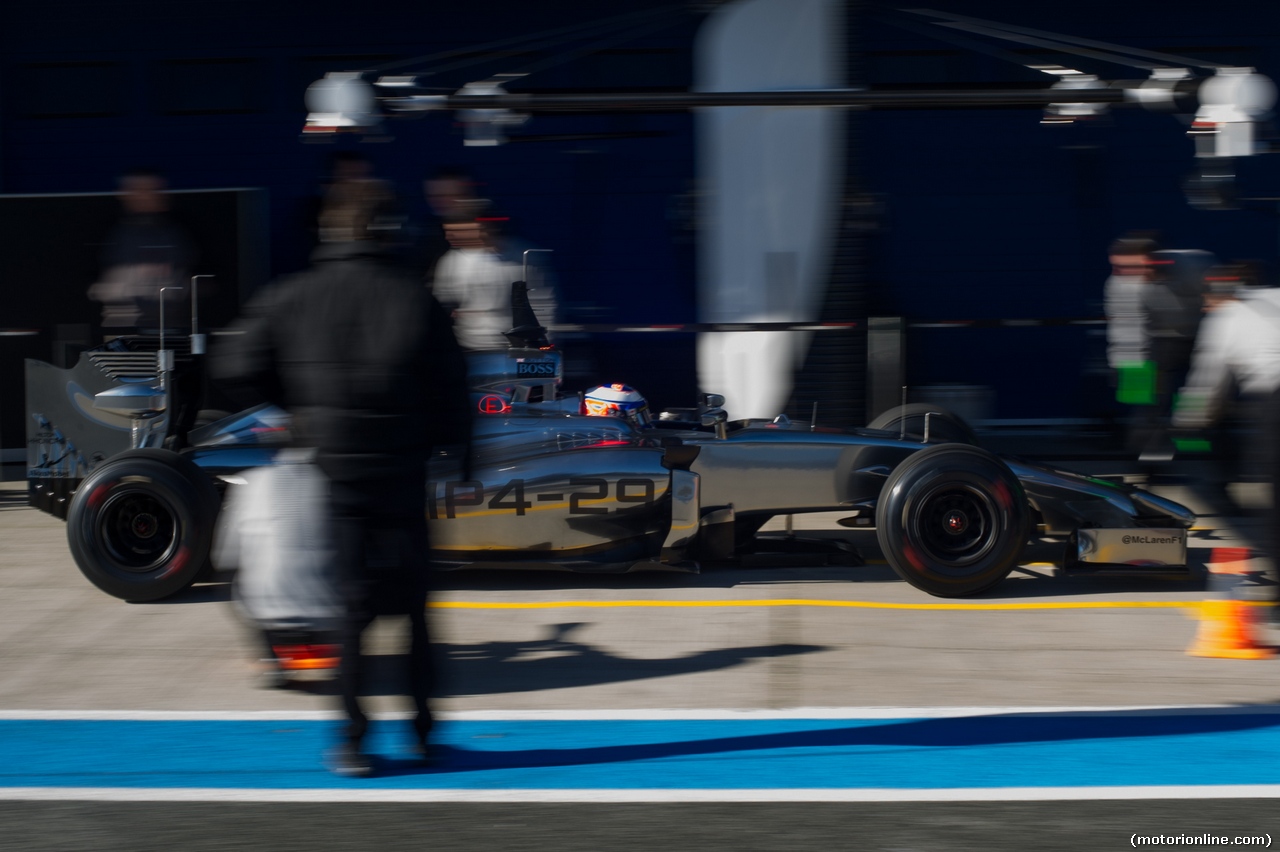 TEST F1 JEREZ 30 GENNAIO, Jenson Button (GBR) McLaren MP4-29 in the pits.
30.01.2014. Formula One Testing, Day Three, Jerez, Spain.