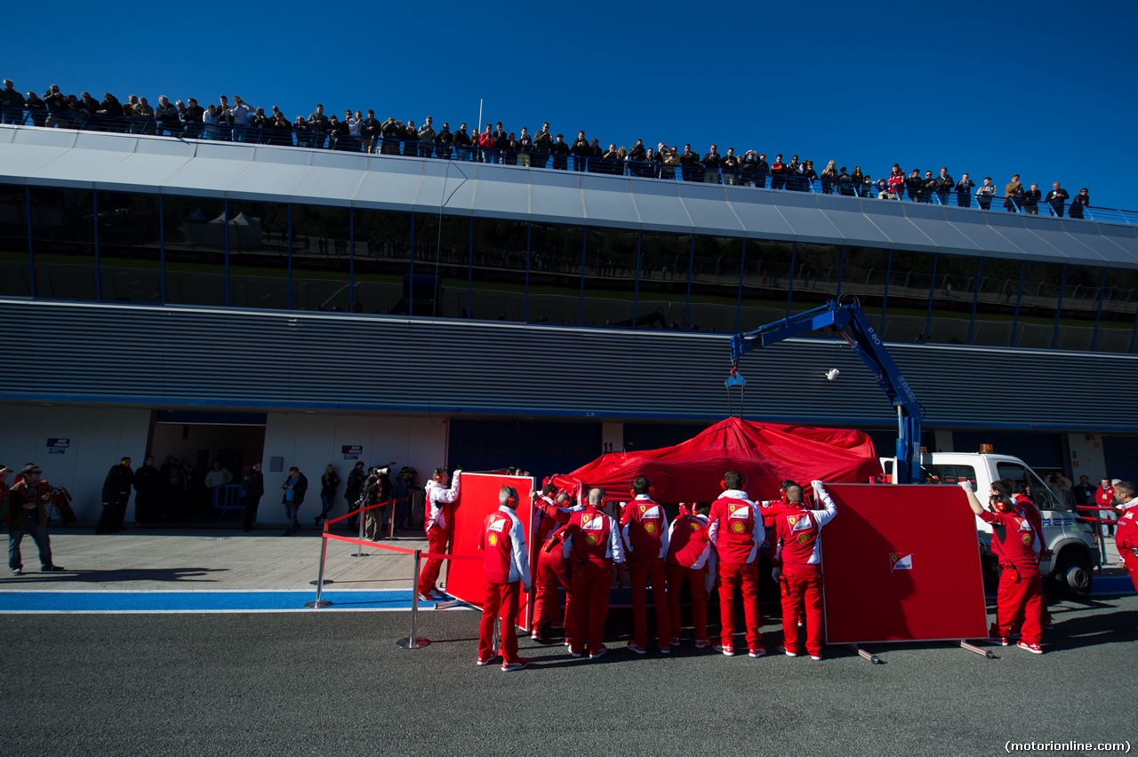 TEST F1 JEREZ 30 GENNAIO, The Ferrari F14-T of Fernando Alonso (ESP) Ferrari is recovered back to the pits on the back of a truck.
30.01.2014. Formula One Testing, Day Three, Jerez, Spain.