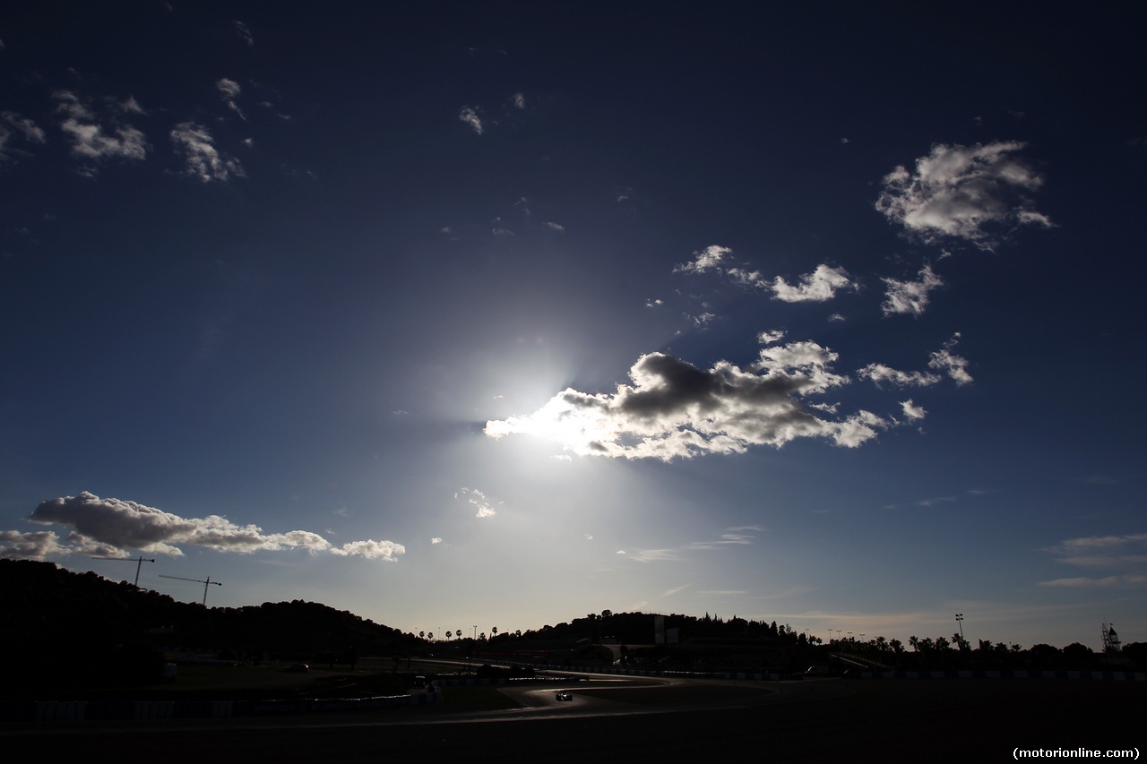 TEST F1 JEREZ 30 GENNAIO, Action as the sun sets.
30.01.2014. Formula One Testing, Day Three, Jerez, Spain.