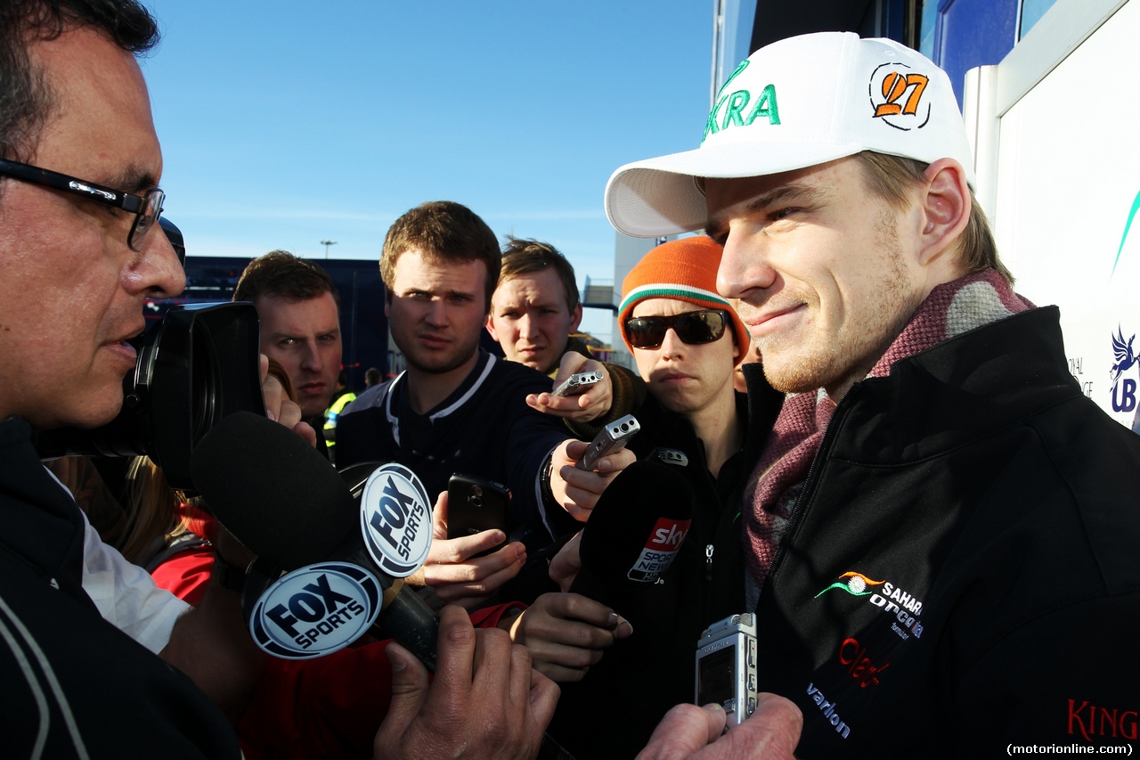 TEST F1 JEREZ 30 GENNAIO, Nico Hulkenberg (GER) Sahara Force India F1 with the media.
30.01.2014. Formula One Testing, Day Three, Jerez, Spain.